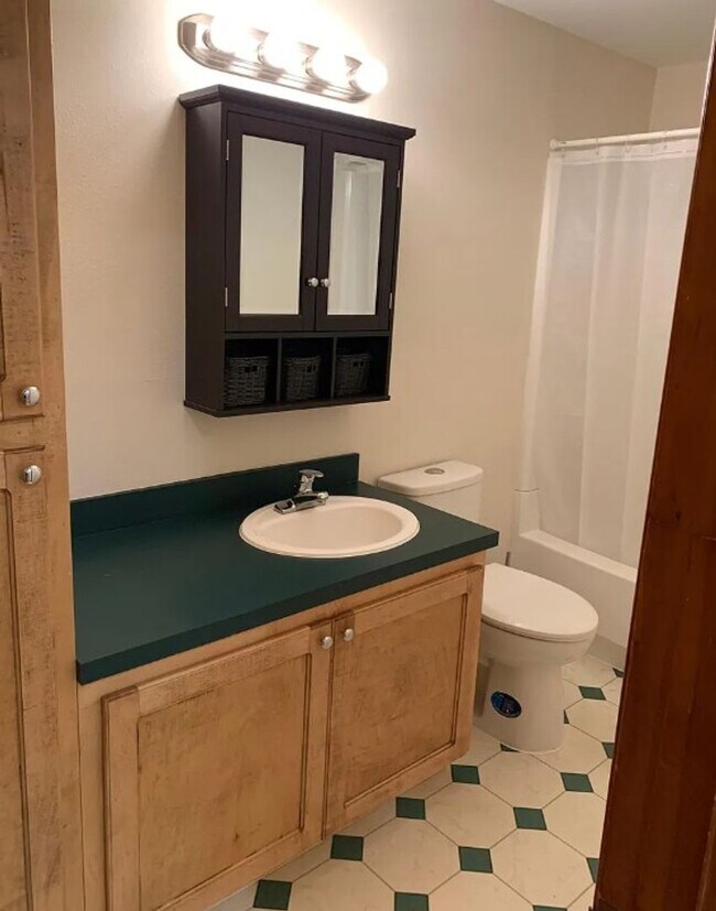 Building Photo - Charming 3-Bed 2bath Single-Level Home in ...