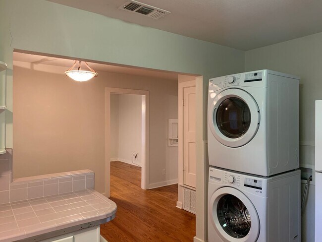 Building Photo - Craftsman Style House Walking Distance to ...