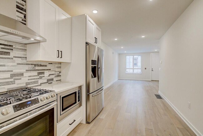 Building Photo - 728 S 10th St
