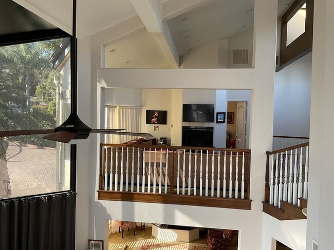 Building Photo - Spacious and Furnished 9 Bedroom House Nea...