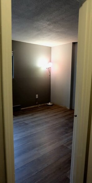 2nd room, has baseboards - 189N Capitol Hill Dr
