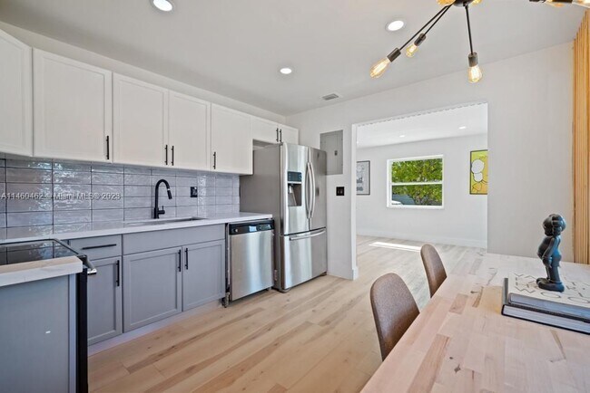 Building Photo - 1521 NE 148th St