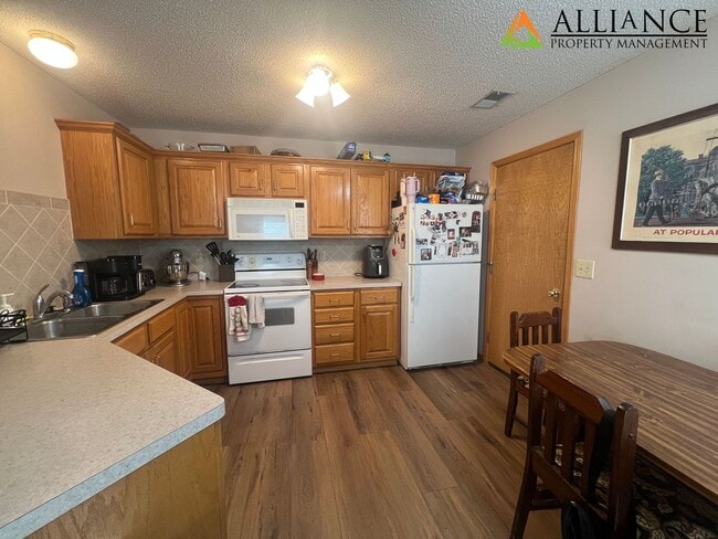 Building Photo - Nice Duplex on East Side!