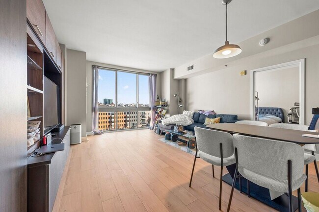 Building Photo - 800 Jackson St