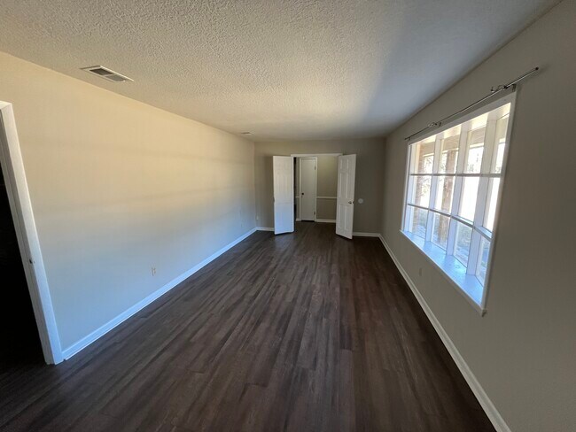 Building Photo - 704 E Grady St