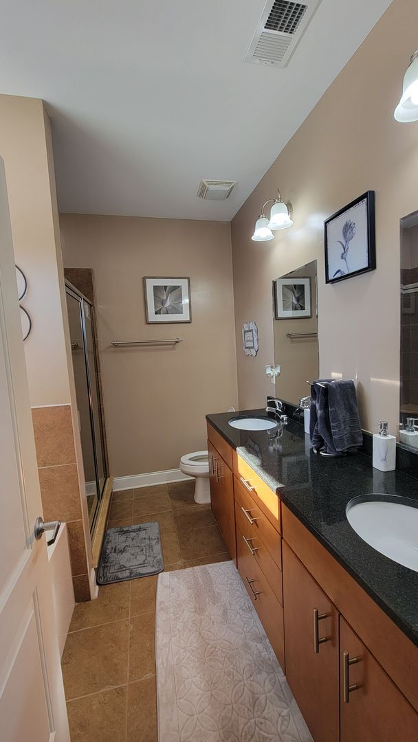 Building Photo - Absolutely adorable townhome in downtown Memphis