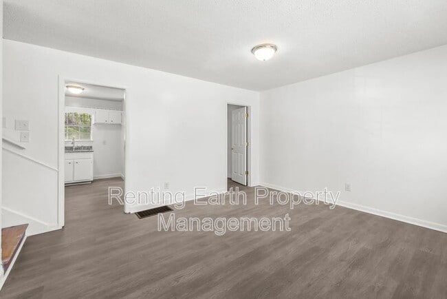 Building Photo - 2836 Creek Ln NE