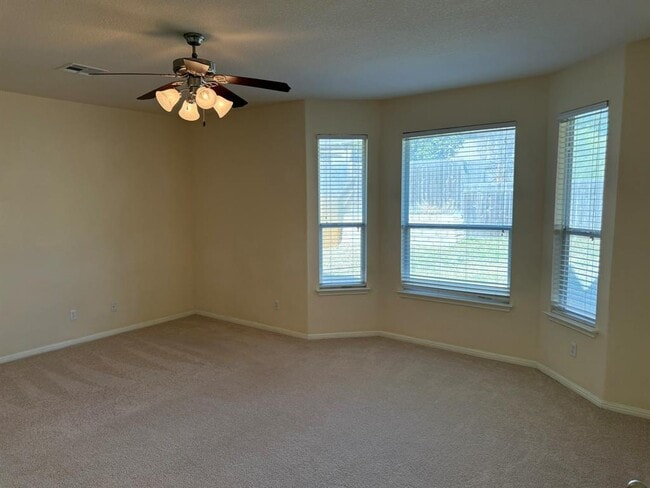 Building Photo - 4387 Green Tree Dr