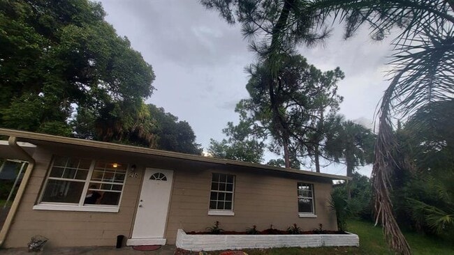 Building Photo - 216 Maria St