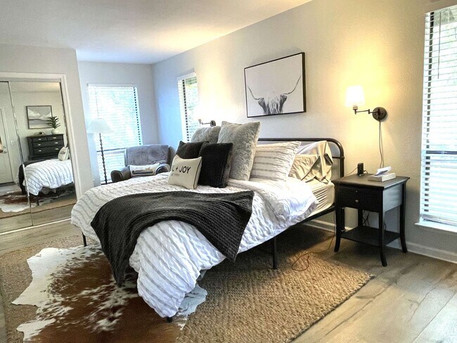 Building Photo - 3 bedroom, 3 bath unfurnished or furnished...