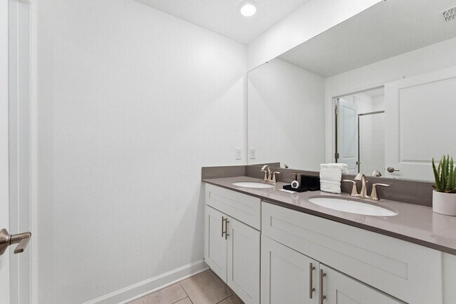 Building Photo - 4224 Paragraph Dr