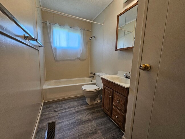 Building Photo - NE 2 bedroom 1 bath with fenced yard, near...