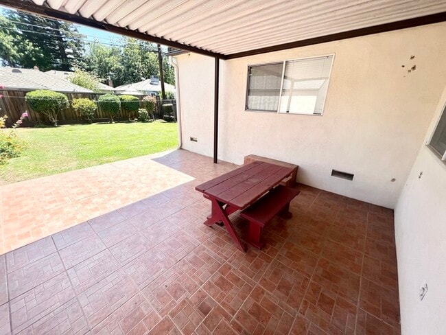 Building Photo - Charming 3 bedroom 2 bath home in Sacramento!