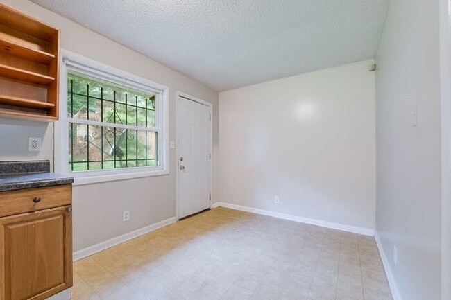 Building Photo - 1635 Line Cir