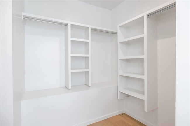 Building Photo - 2112 Lawnmont Ave