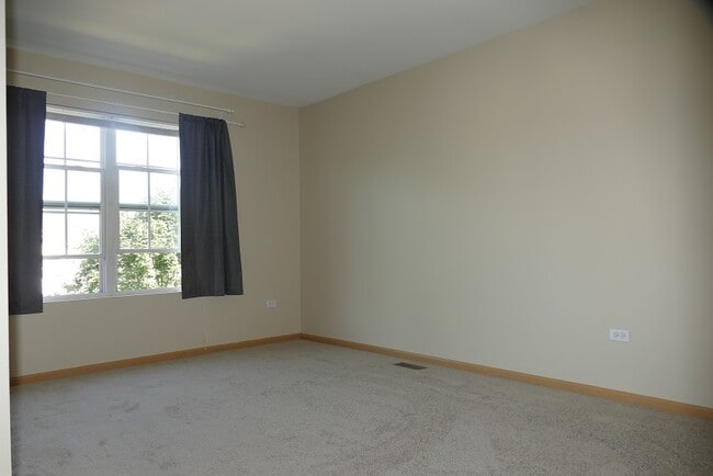 Building Photo - 237 S Oak Creek Ln