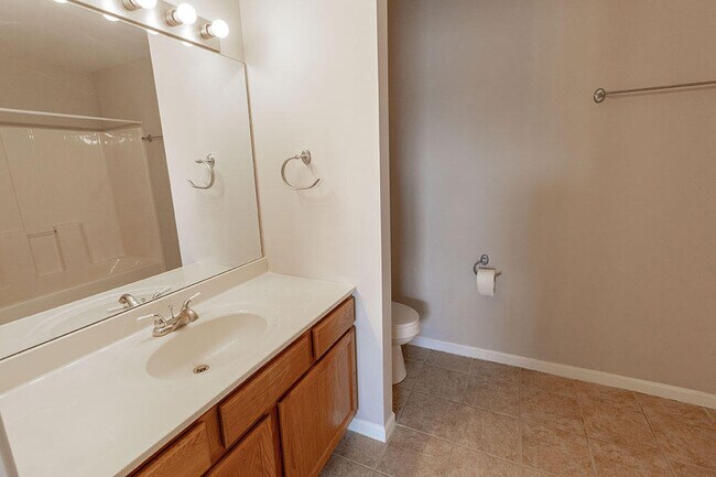 Building Photo - 1924 Center St