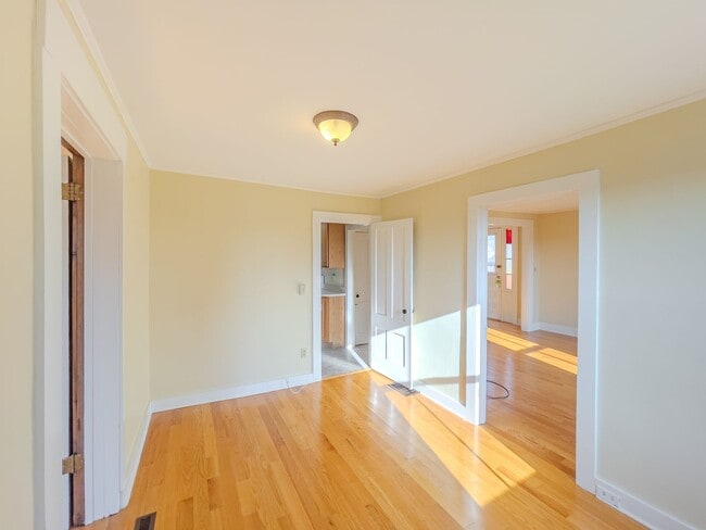 Building Photo - Spacious Renovated Colonial on The Lebanon Green