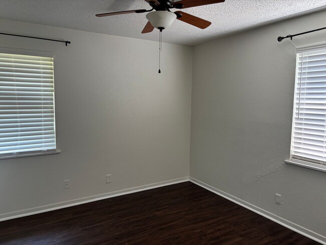 Building Photo - 4/1.5/1 Brick Home in Quiet South Sherman Neighborhood