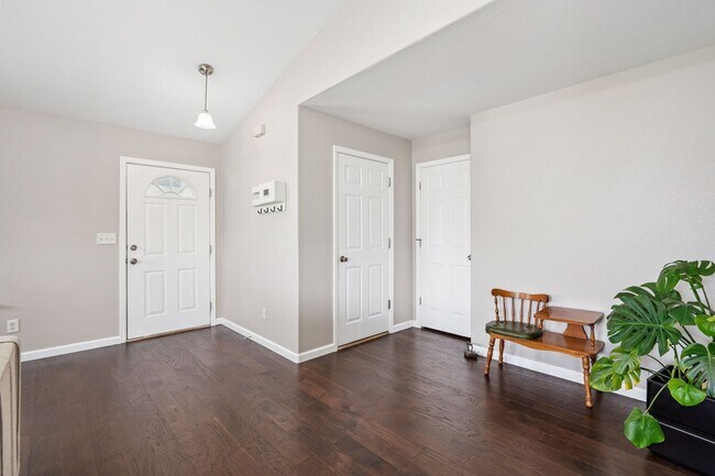 Building Photo - Stylish living in this modern 3 bed 2 bath...