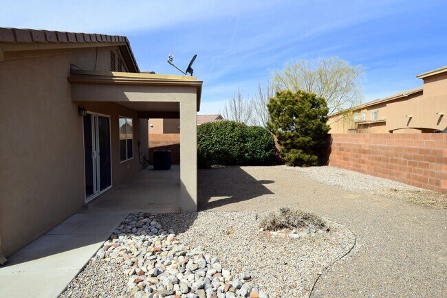 Building Photo - Amazing 3 Bedroom Home Near KAFB!