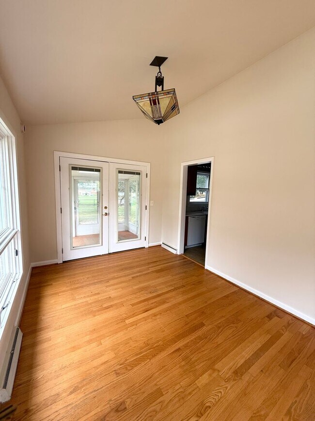 Building Photo - Bright & Spacious Home in the City