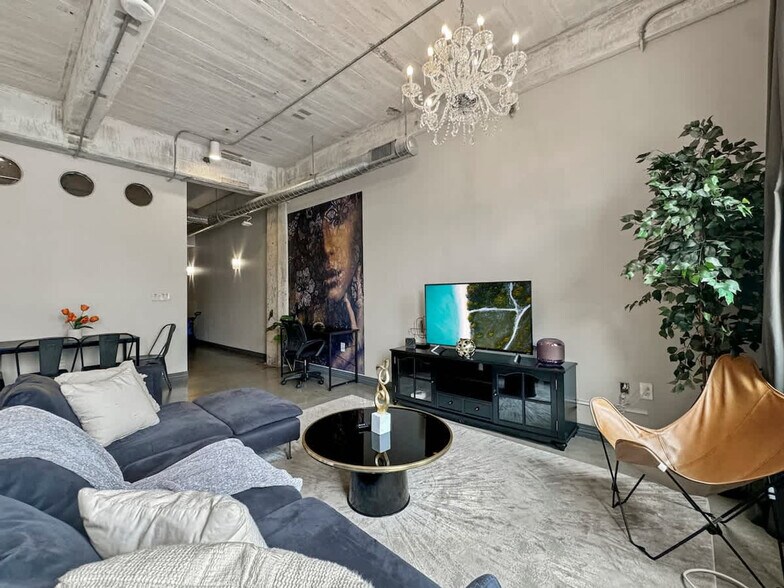 Building Photo - 500 S Ervay St