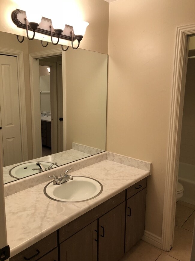 Building Photo - Duplex Available In Gorgeous Holiday Area