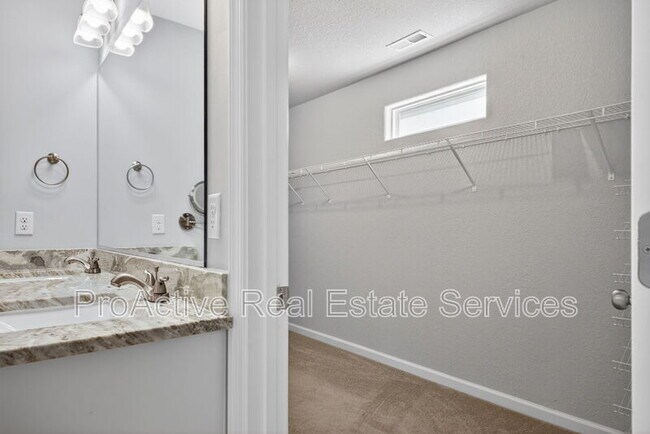 Building Photo - 615 Roland Dr