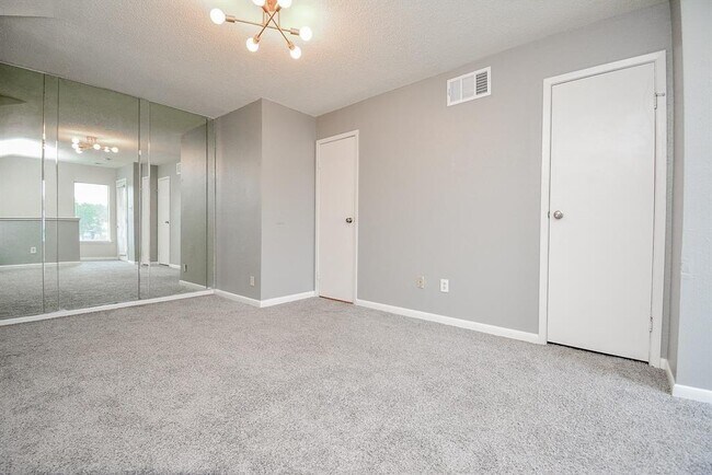 Building Photo - 10855 Meadowglen Ln