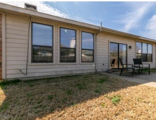 Building Photo - 2821 Hilcroft Ave