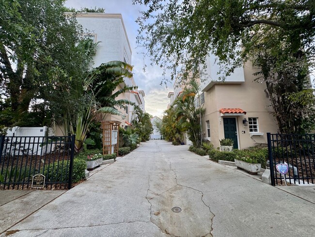 Building Photo - Private Townhouse in Heart of South Tampa