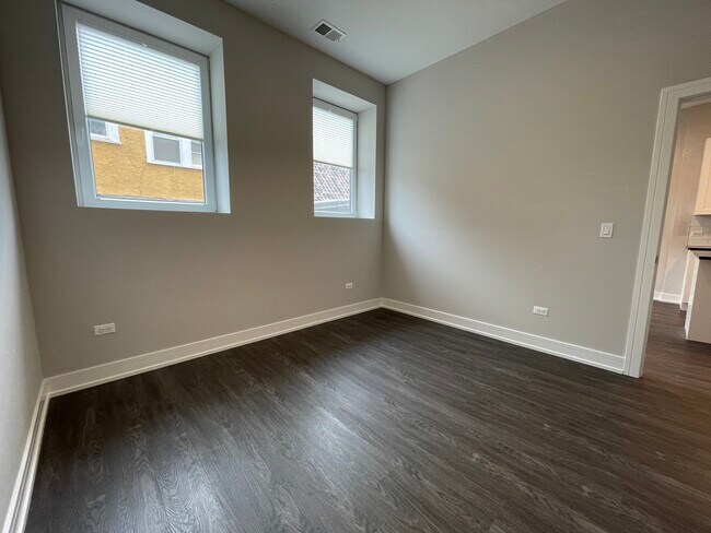 Building Photo - 1730 W Greenleaf Ave