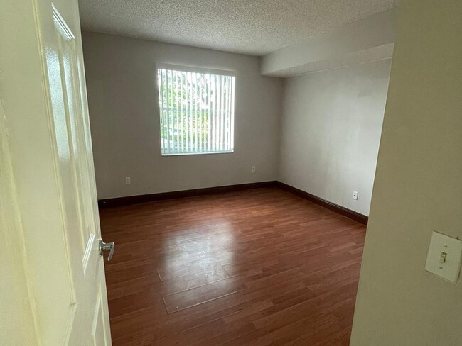 Building Photo - 2 Bedroom Condo in Pembroke Pines