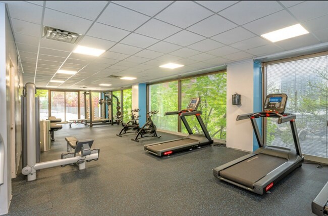 Building Photo - 4343 N Clarendon Ave