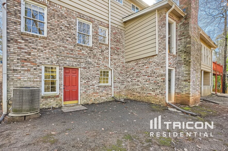 Building Photo - 9400 N Lake Dr