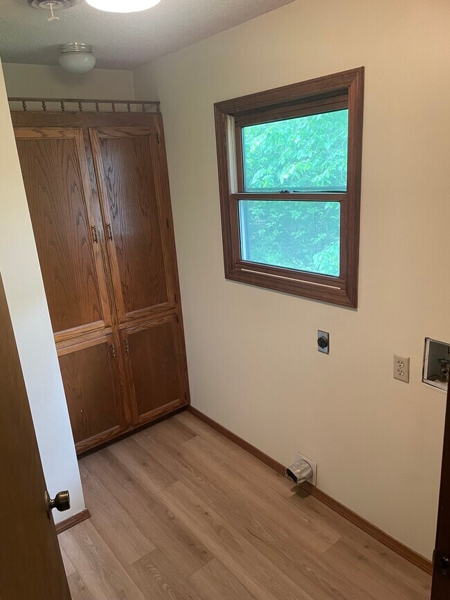 Building Photo - 403-405 S 8th Ave