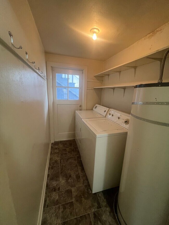 Building Photo - DwyW