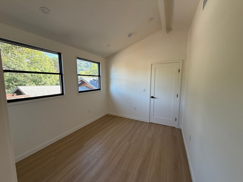 Building Photo - 2115 Hyperion Ave