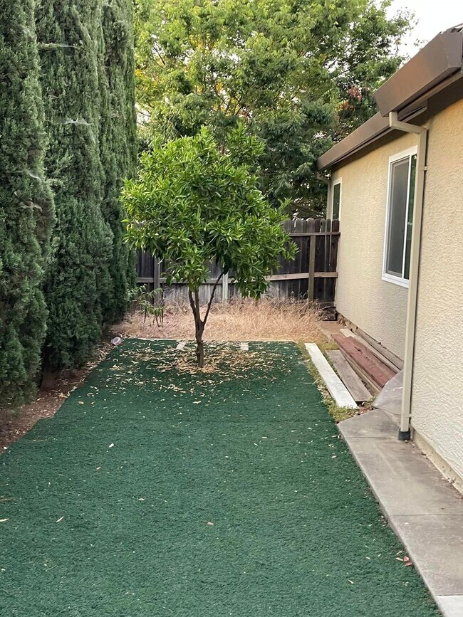 Building Photo - Home for Rent in Sacramento (Rosemont Park)