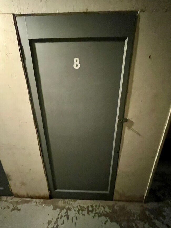 Building Photo - Affordable Nob Hill Studio Condo at Patricia Court – Walk to NW 23rd - Rent covers water, sewer, ...