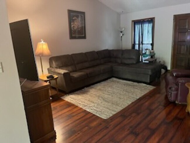 Building Photo - Large 4BR 3BTH 2car attached garage 1/2 du...