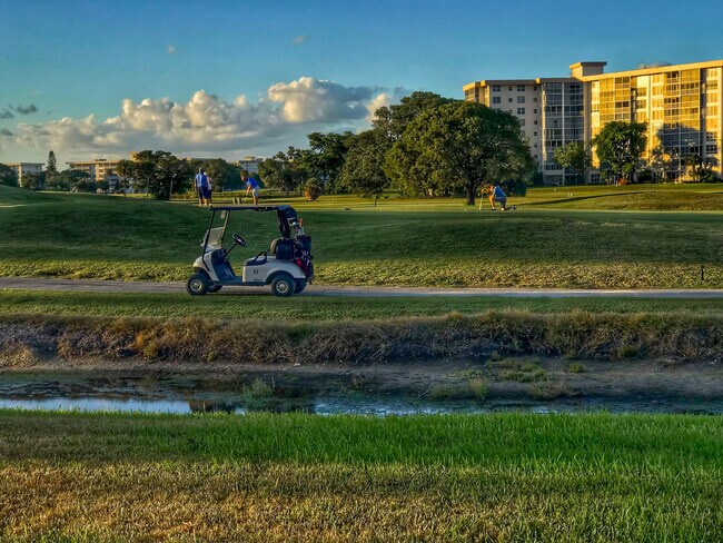 Building Photo - 3050 N Palm Aire Dr