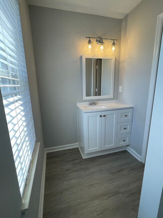 2nd bedroom bath - 182 Willow Stream Ct