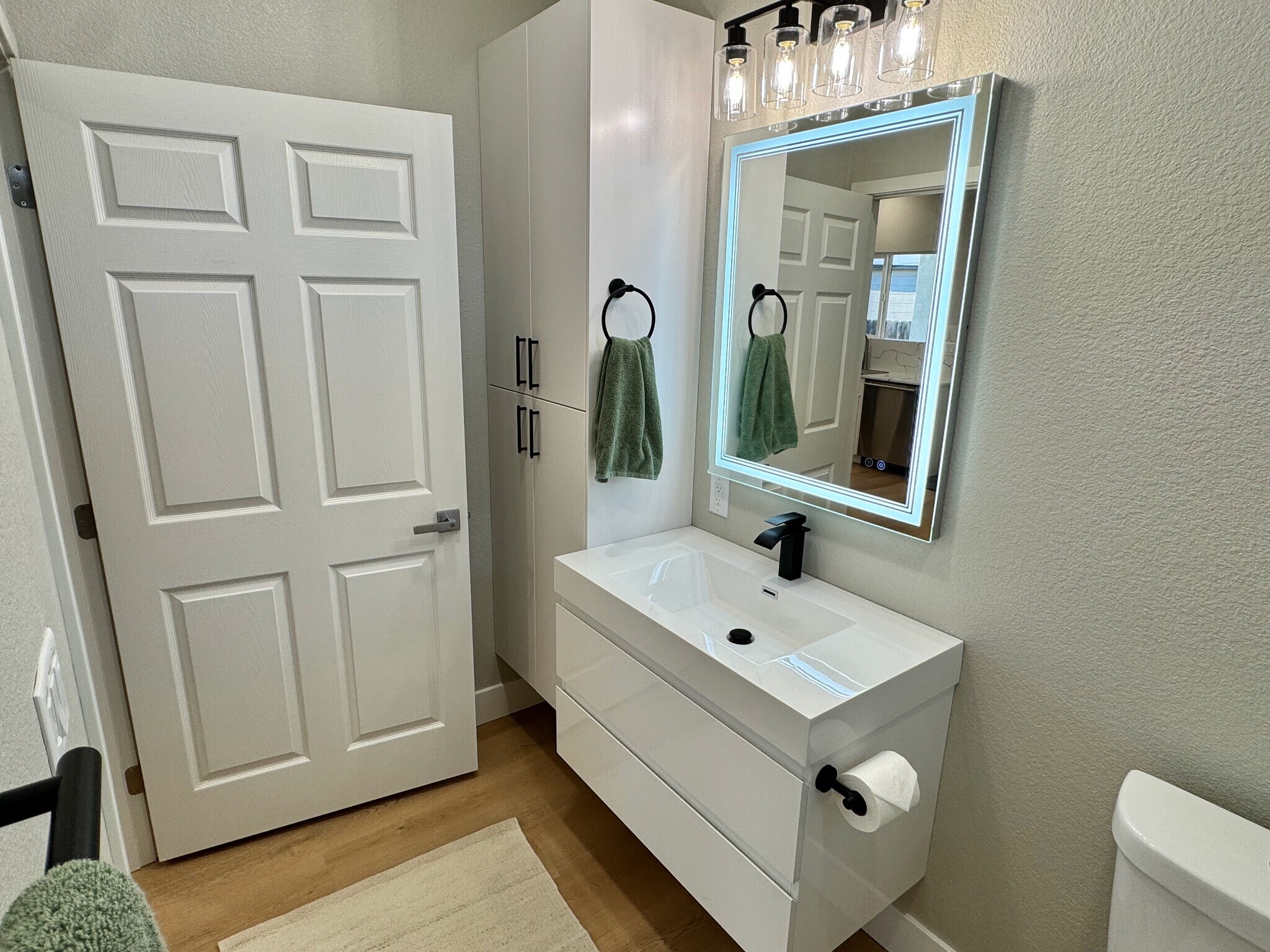 Building Photo - 711 N Hobson Ave