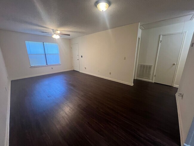 Building Photo - 2/1 Duplex in Northport
