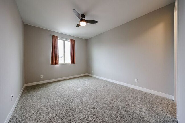 Building Photo - Move In Ready!stunning 3 bedroom, 2.5 bathroom home located in Phoenix!