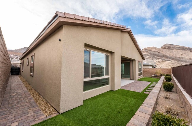 Building Photo - Stunning 3 Bedroom One Story home in Summe...