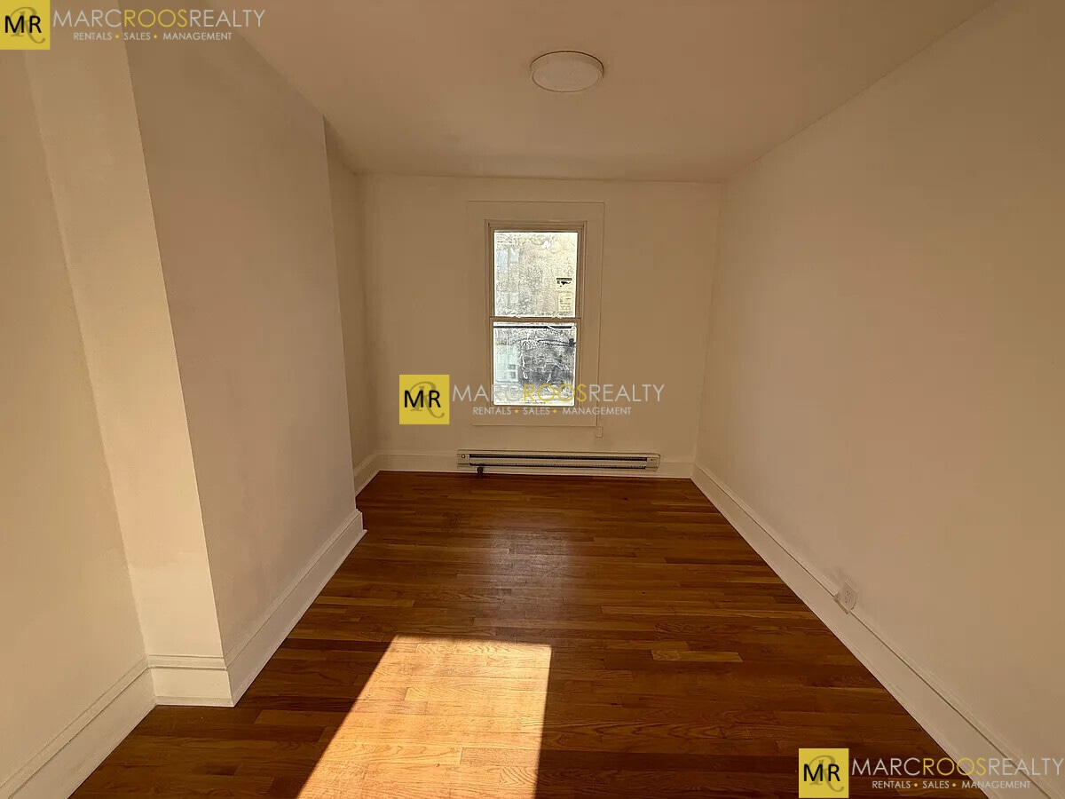 Building Photo - 682 Parker St