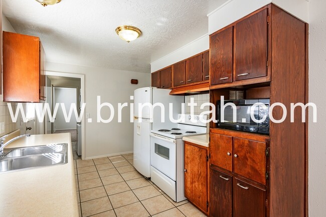 Building Photo - 646 E 5640 S